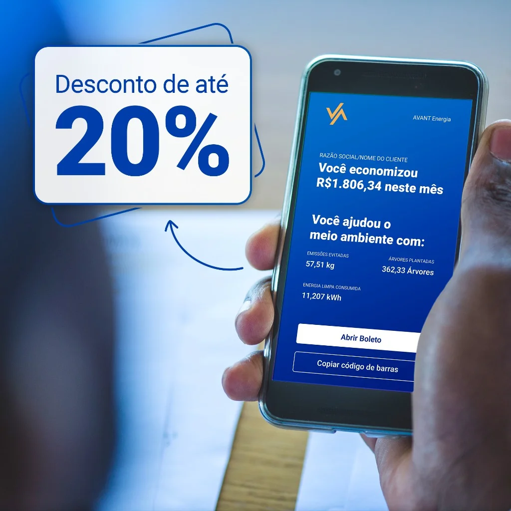 Pessoa segurando um celular com resumo de economia da AVANT Energia